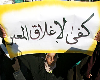 عمال إغاثة أوروبيون يبدؤون إضرابًا عن الطعام على معبر رفح