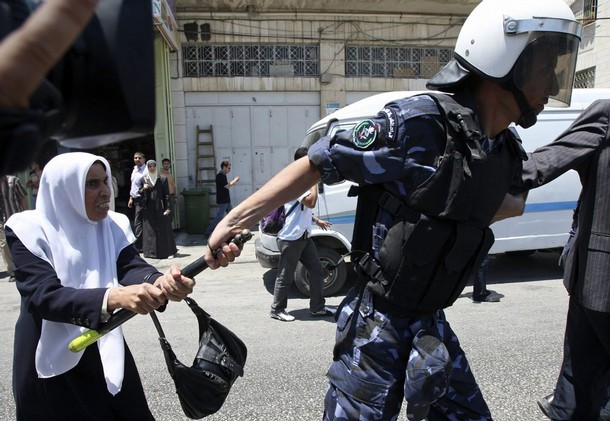 أمهات المعتقلين في سجون عباس يناشدن حماس اشتراط الإفراج عن أبنائهن قبل التوجه لل