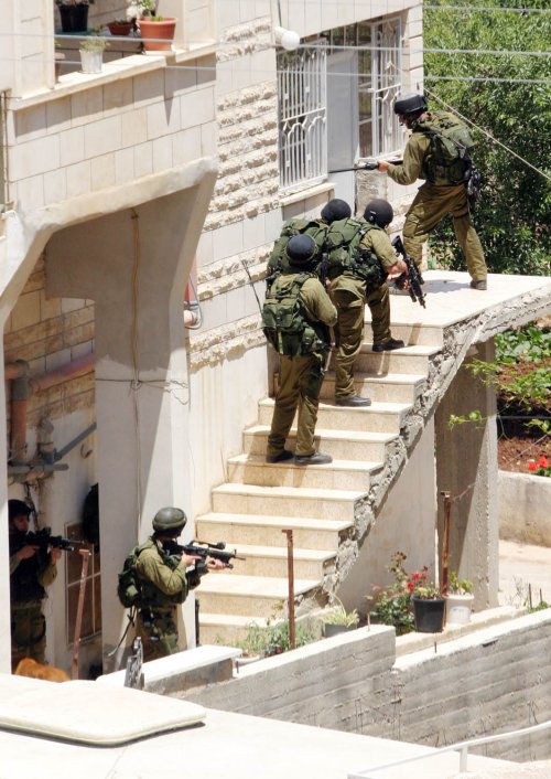 بعد اغتيال أشرف.. ماذا يفعل جيش إسرائيل بمنازل أقربائه؟