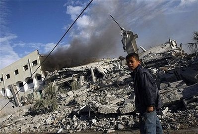 فرق الإنقاذ لا تزال تبحث عن شهداء تحت الأنقاض والمباني