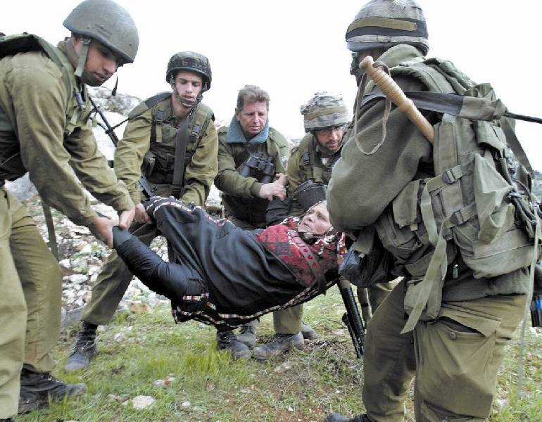 استشهاد مسنة من القدس أثناء مداهمة جنود الاحتلال منزلها