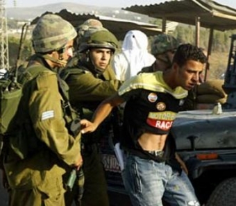 وزارة الأسرى: الاحتلال يساوم الفلسطينيين على حاجتهم إلى الرزق والحرية لإسقاطهم ف