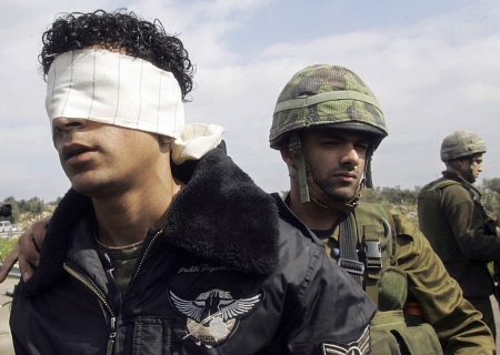 إصابة مقاوم واعتقال 12 وتوغلات للاحتلال في الضفة وغزة