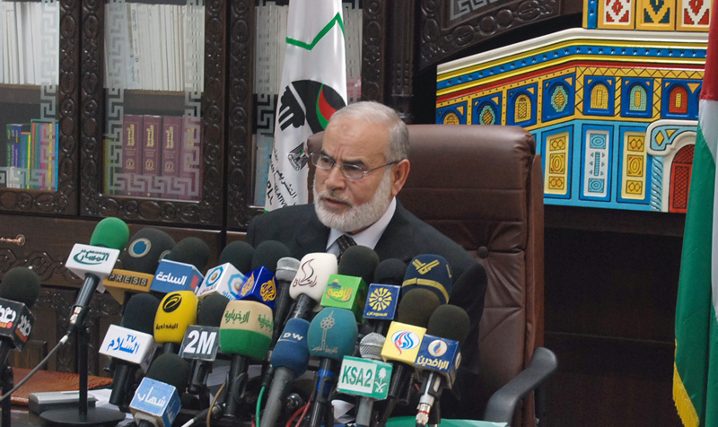 بحر: اقتحام أجهزة عباس منزل النائب الأسير القرعاوي جريمة تضاف لسجلها الأسود