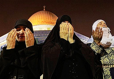 فلسطينيُّون يواجهون الموت لقضاء ليلة القدْْْْْْْر في الأقصى