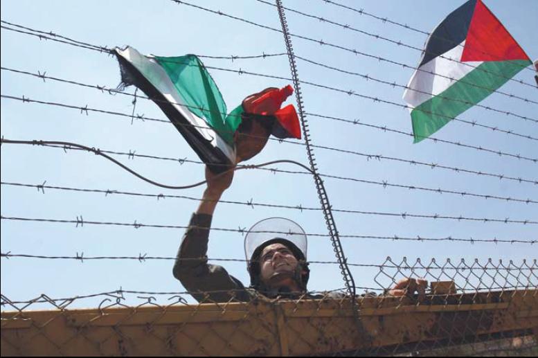 شبان يرفعون علم فلسطين فوق مركز شرطة صهيوني بالجليل