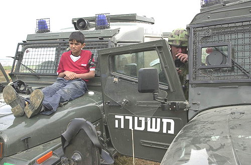 الاحتلال ينكل بعشرات المواطنين قرب الإبراهيمي بالخليل