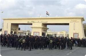 السلطات المصرية تحتجز وفد حماس المفاوض برفح وتصر على تفتيش الموكب