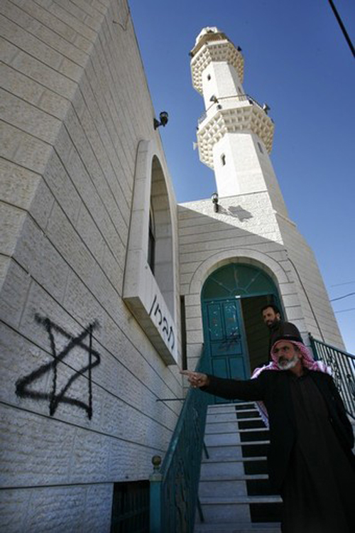 الاعتداء على معدات الأذان في مسجد غرب دورا قضاء الخليل