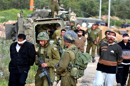 الاحتلال يختطف 12 فلسطينياً في الضفة والمقاومة تتصدى بالألغام