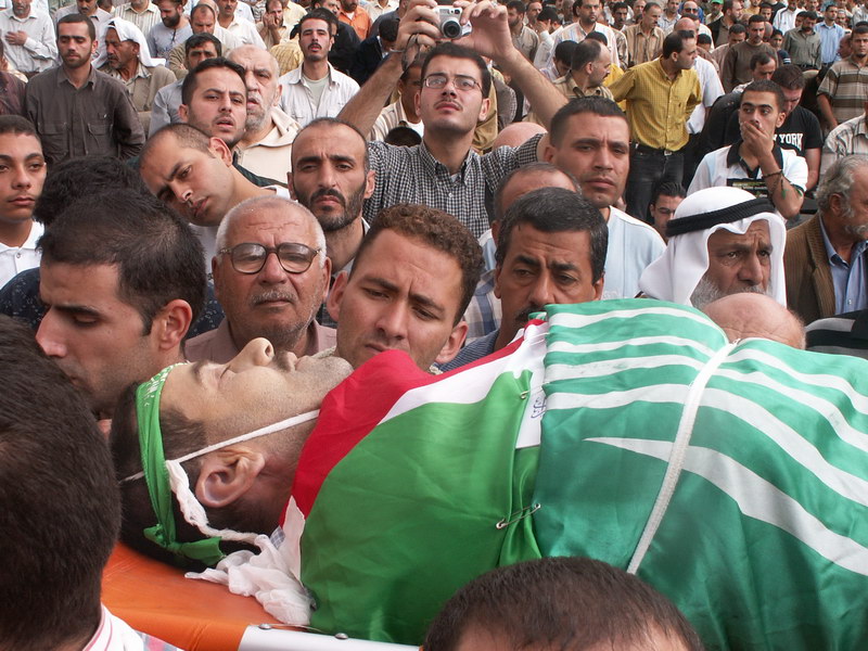 آلاف شيعوا جثمان الشهيد عمار الطاهر في نابلس