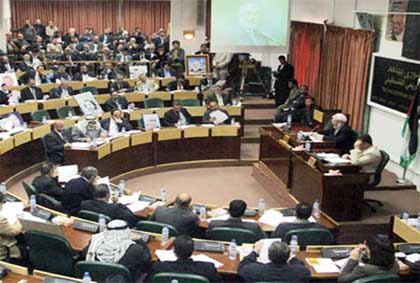 حماس: القانون الأساسي لايمنح الرئاسة حق حل التشريعي