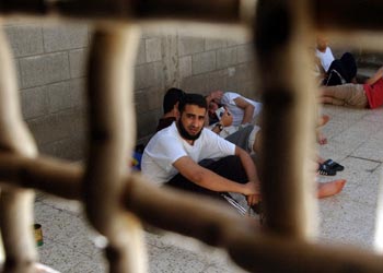المركز الفلسطيني للدفاع عن الأسرى: تمييز عباس بين الأسرى قرار عنصري
