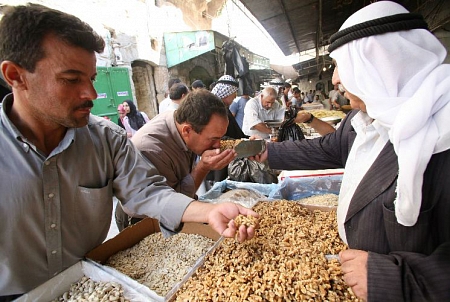 رمضان جدّد الحياة في شوارع البلدة القديمة في الخليل وأسواقها