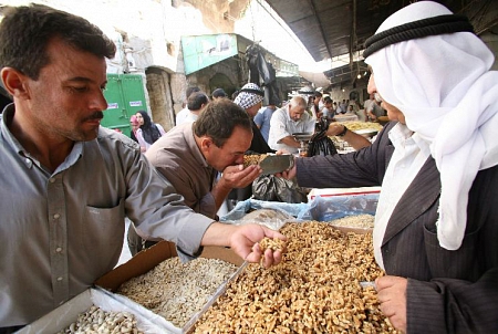الخليل تتحوّل إلى ثكنة عسكرية وتهويد بلدتها القديمة يتسارع