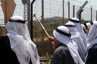 مناشدة شعبية فلسطينية لمنع مصادرة أراضي المزارعين الواقعة خلف الجدار