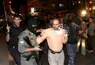 أجهزة السلطة الأمنية تعتقل 30 من أنصار حماس في الضفة الغربية