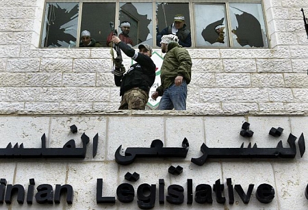 حماس تتهم قيادات في فتح بالسعي للانقلاب على الحكومة