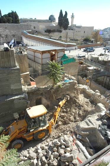 في إطار التهويد.. حفريات صهيونية في ساحة البراق غرب المسجد الأقصى