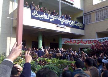 طلاب جامعة الزقازيق المصرية يتظاهرون تضامنا مع غزة