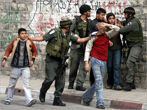 140 طفلًا فلسطينيًّا في سجون الاحتلال يواجهون انتهاكات جسيمة