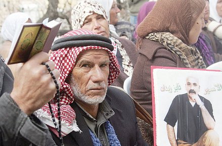 نقل أسير مصاب بالسرطان إلى مستشفى سوروكا بعد تدهور حالته الصحية