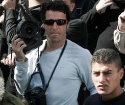 الاحتلال يستهدف متضامنين أجانب وصحفيين شرق خان يونس