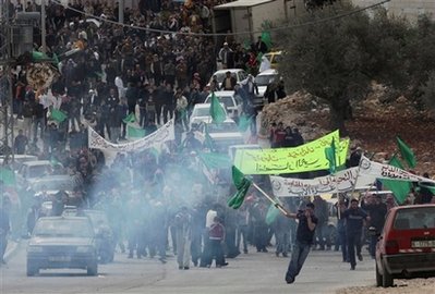 مواجهات مع الاحتلال خلال مسيرة نظمتها حماس بالخليل احتفالاً بنصر المقاومة بغزة