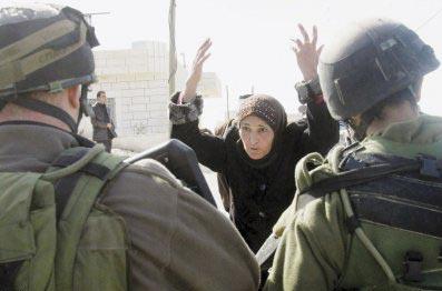 الاحتلال يعتقل 4 مواطنين منهم 3 نساء فور خروجهم من الأقصى