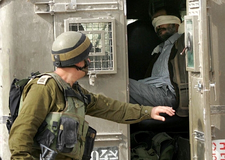 اعتقال أكثر من 24 فلسطينياً في منطقة نابلس بزعم انتمائهم لـحماس