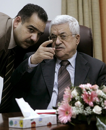 الخارجية الأمريكية :عباس قد يكون قرّر منع هنية من العودة إلى وطنه مع الأموال