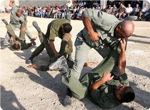 صحيفة أمريكية: واشنطن تدرّب جيش الرئاسة التابع لعباس على مواجهة جماهير حماس