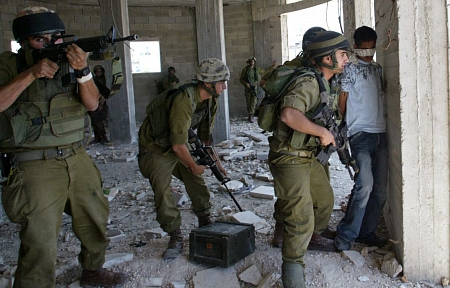 حماس تحذّر الاحتلال من الاستمرار في استخدام المدنيين الفلسطينيين دروعاً بشرية