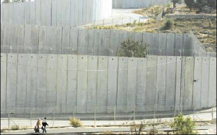 أهالي الأعظمية متخوفون من الجدار الأمريكي حولهم ويشبهونه بالجدار الصهيوني