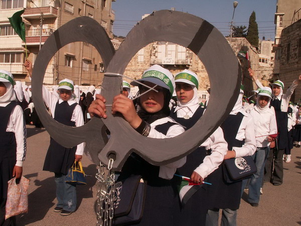 مسيرة نسوية حاشدة في نابلس لنصرة الأسيرات في سجون الاحتلال الصهيوني