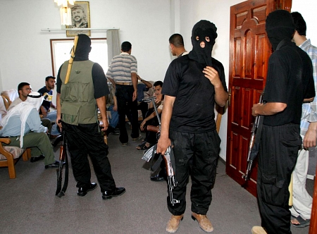 غزة: مسلحون من فتح يقتحمون وزارة الصحة بأمر من وزيرها الأخرس