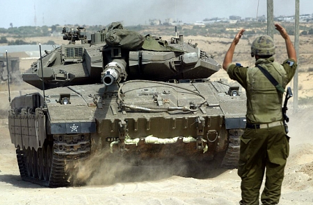 غموض يكتنف مصير جنود صهاينة قرب غزة عقب العثور على دبابتين خاليتين
