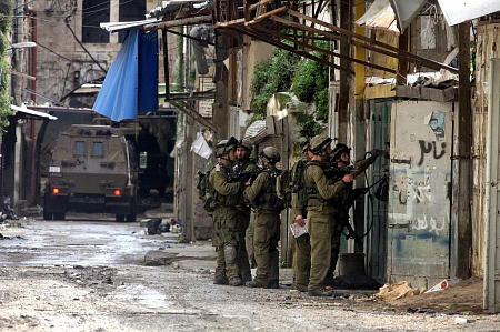 استخدمت المواطنين دروعاً بشرية .. قوات الاحتلال تقتحم نابلس وتختطف 8 فلسطينيين