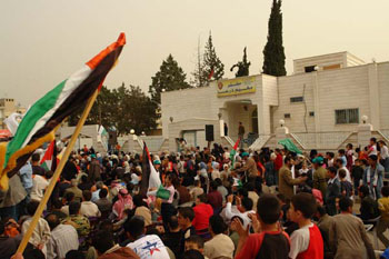 مهرجان جماهيري حاشد لـ حماس في مخيم درعا إحياء ليوم الأرض وأسبوع الشهداء