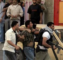الضفة: ميليشيات عباس تختطف 12 من حماس وتدهم رابطة أدباء بيت المقدس في نابلس