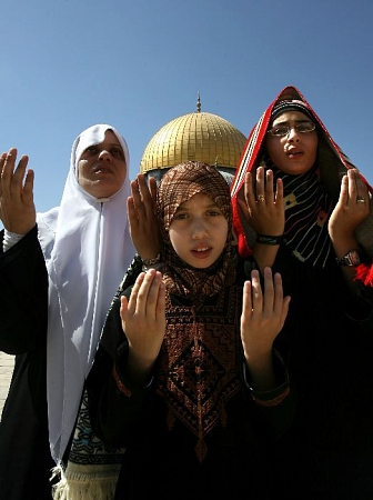 تلميذات فلسطينيات ينتزعن النجاح من بين أنياب الاحتلال