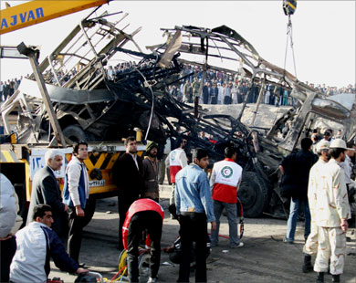 44 بين قتيل وجريح في تفجير استهدف حافلة للحرس الثوري الإيراني