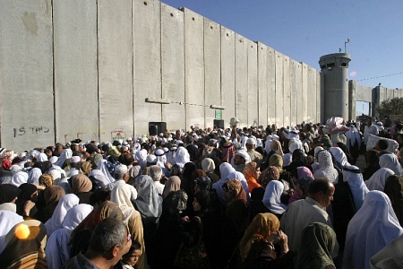 قيود صهيونية مشددة لمنع تدفق الجماهير الفلسطينية الغاضبة إلى المسجد الأقصى