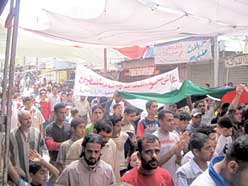 اللاجئون الفلسطينيون في لبنان: مسيرات ومفرقعات نارية ابتهاجاً باتفاق مكة