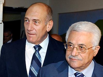 أولمرت يمتدح عباس ويتحدث عن تحوّل ملموس مشيداً باستهداف حماس