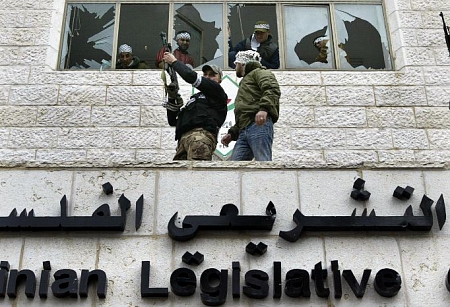 رئيس لجنة صياغة الدستور الفلسطيني: أي حكومة تستمد شرعيتها من التشريعي فقط