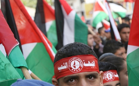 الشعبية: إجراءات السلطة تدفع نحو انهيار شامل بغزة