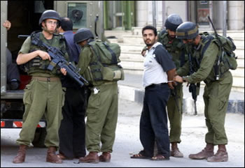 الاحتلال يختطف 11 فلسطينياً والانقلابيون يدعمون تحركاته بعمليات اختطاف أخرى