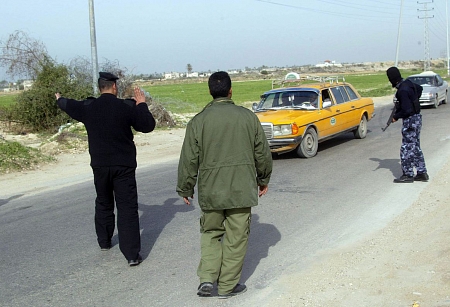 سائق فلسطيني يروي معاناته لدى مروره عند حاجز غير مرغوب في غزة
