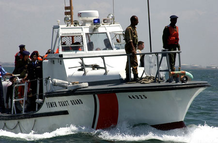 أنباء عن غرق قارب يحمل مئات اللاجئين في جزيرة كريت